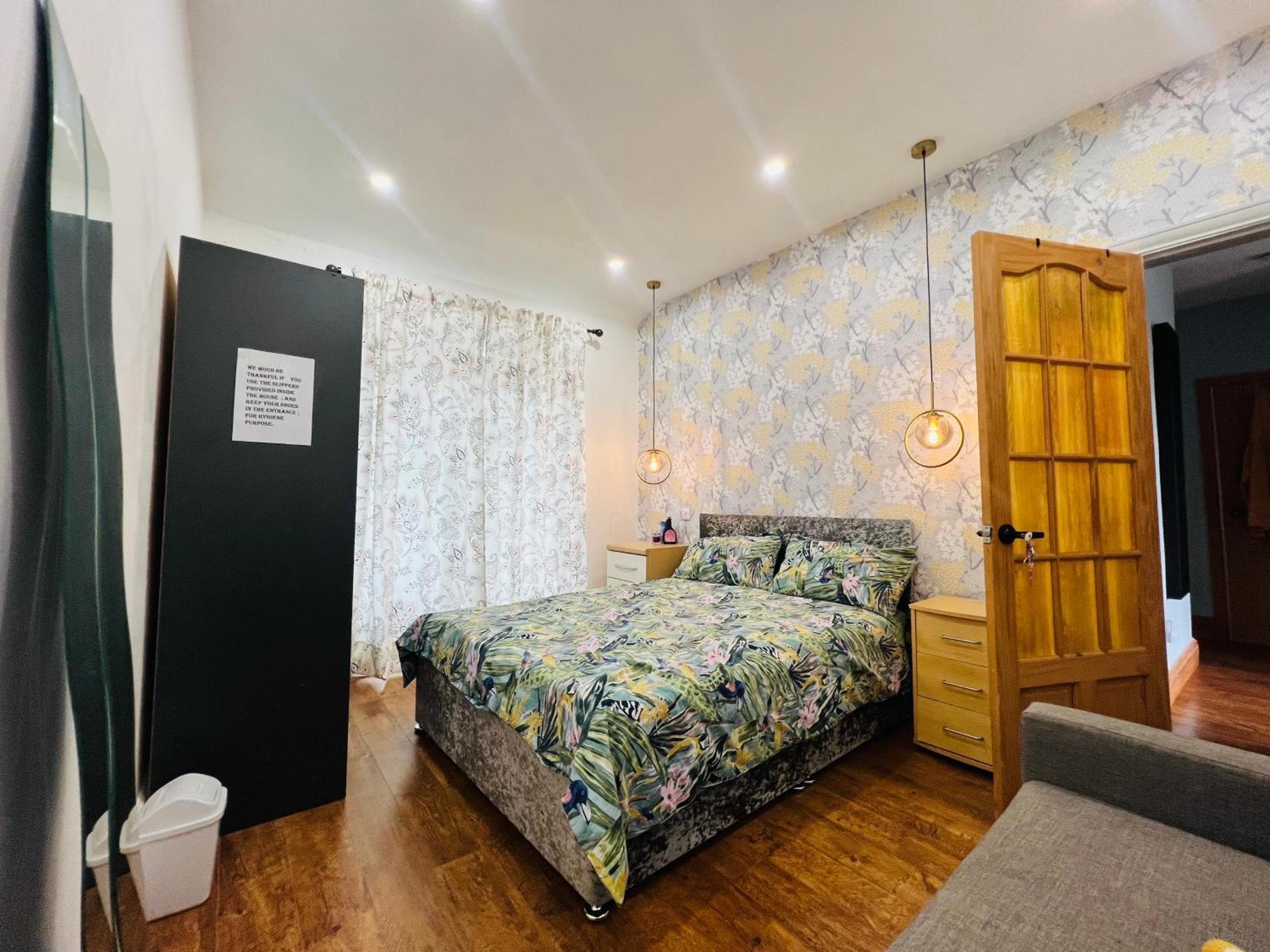 One Double And One Spacious Attic In Shared House, Free Wifi, Free Parking, Amazing View Alloggio in famiglia *