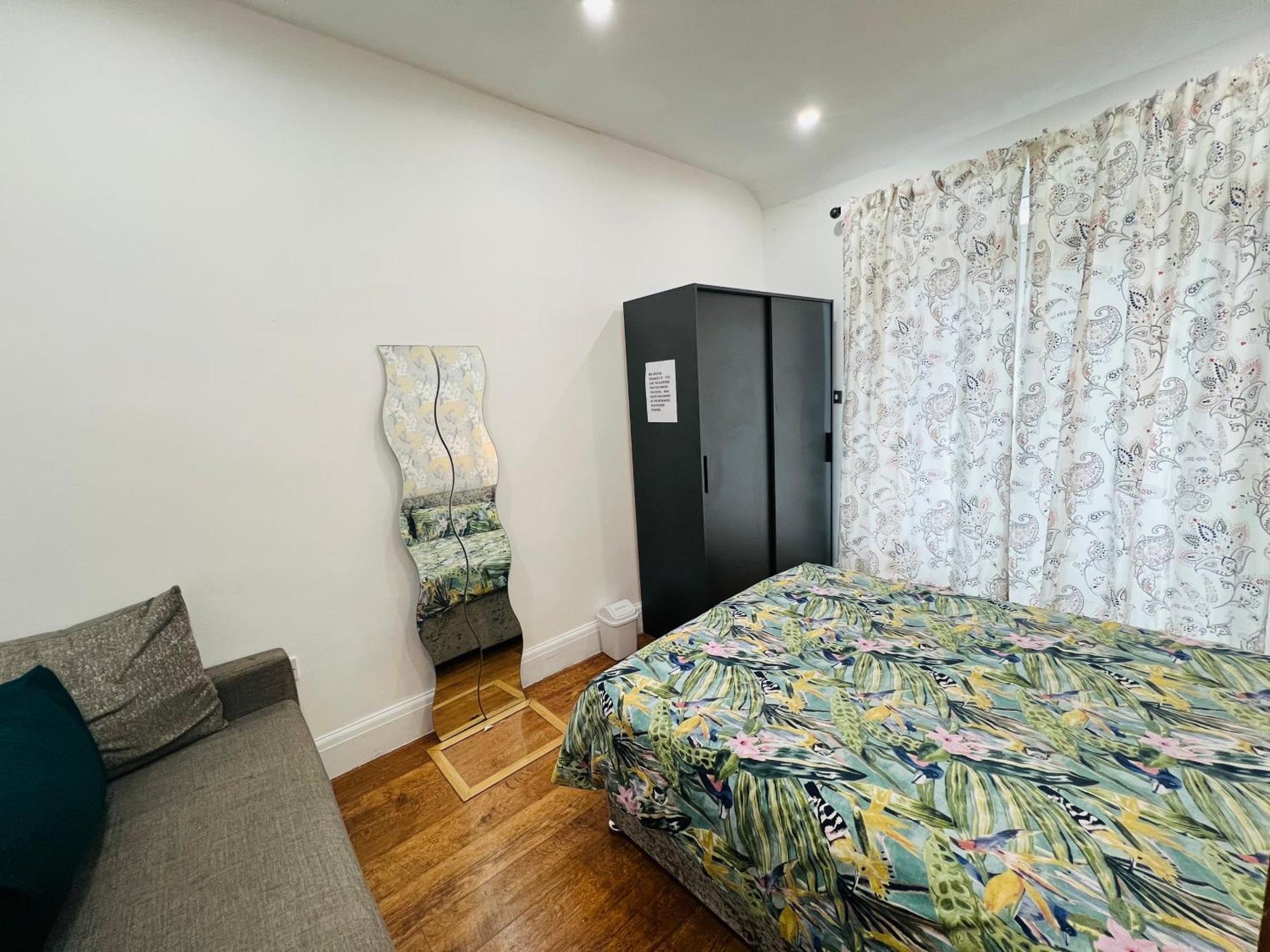 One Double And One Spacious Attic In Shared House, Free Wifi, Free Parking, Amazing View Alloggio in famiglia *
